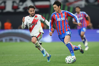 ボールを運ぶ鎌田　サッカー