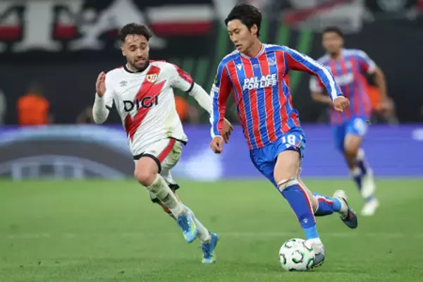 ボールを運ぶ鎌田　サッカー