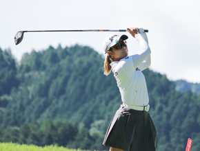 ティーショットを打つ鳥居　女子ゴルフ