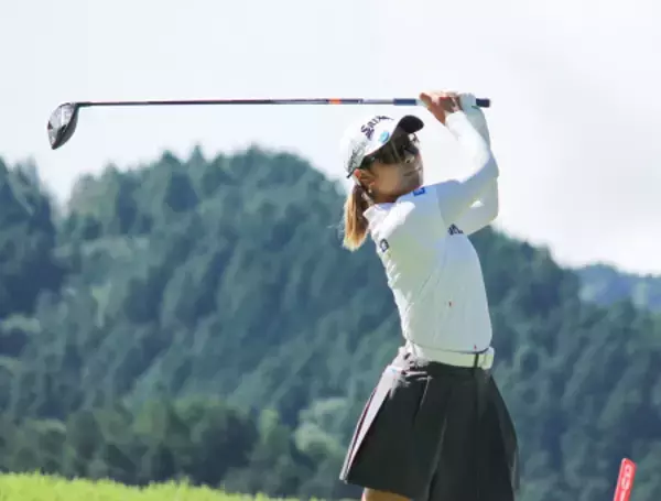 ティーショットを打つ鳥居　女子ゴルフ
