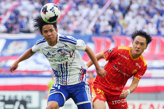 競り合う小屋松と近藤　Ｊリーグ