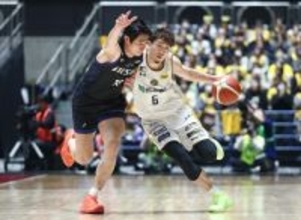 ドリブルする比江島　バスケット天皇杯