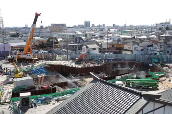 大穴、いまだぽっかり＝残る臭気、硫化水素の影響も―県道陥没事故１年・埼玉