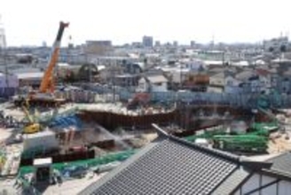 大穴、いまだぽっかり＝残る臭気、硫化水素の影響も―県道陥没事故１年・埼玉