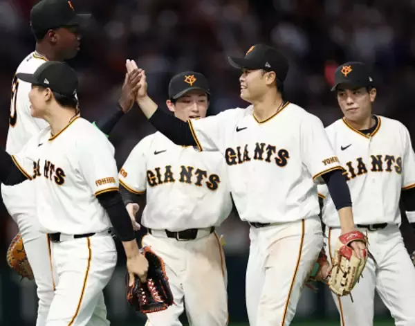 喜ぶ中山ら　プロ野球