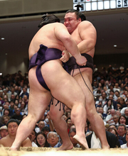 痛恨の２敗目、遠のく綱とり＝霧島、落胆の色濃く―大相撲秋場所