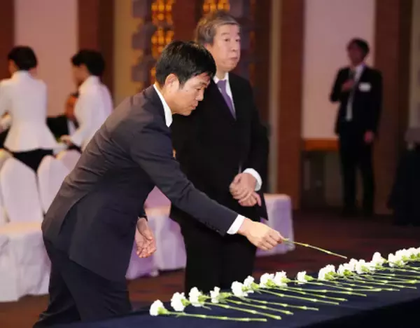 献花する森保監督