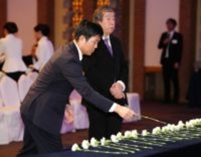 献花する森保監督