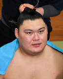 「取材に応じる大の里」の画像1