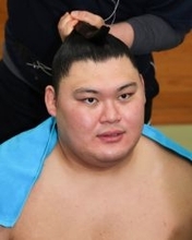 取材に応じる大の里