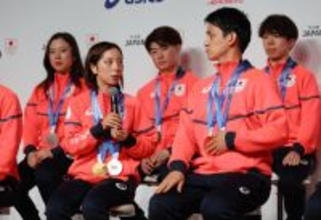 質問に答える三浦と木原　五輪