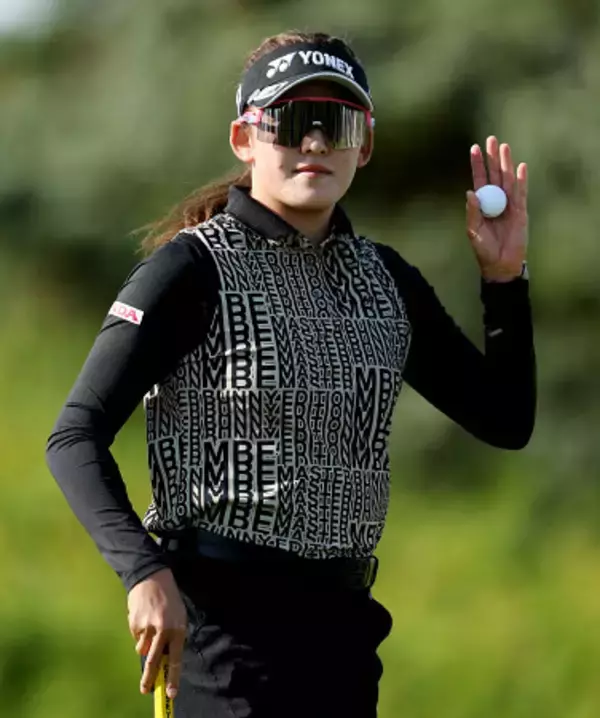 声援に応える岩井千　米女子ゴルフ
