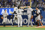 「喜ぶ巨人ナイン　プロ野球」の画像1