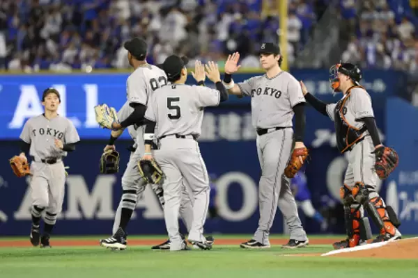 喜ぶ巨人ナイン　プロ野球