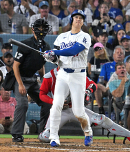 ドジャースの大谷、復帰戦で痛烈な一発＝左膝かばうしぐさも―米大リーグ