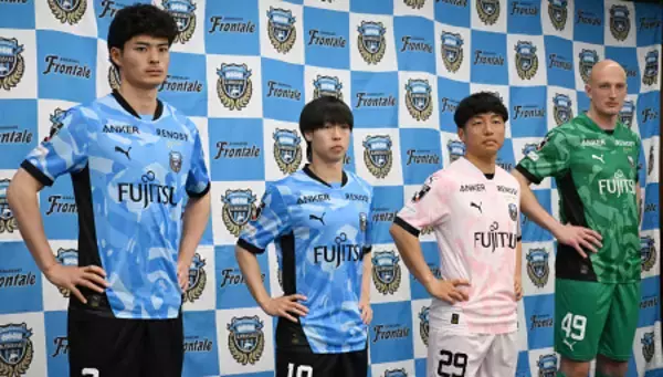 撮影に応じる谷口ら　Ｊリーグ