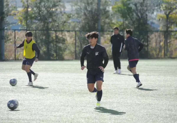 調整する神村学園の日高