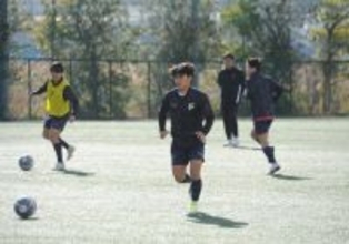 調整する神村学園の日高