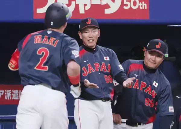 牧を迎える井端監督　野球