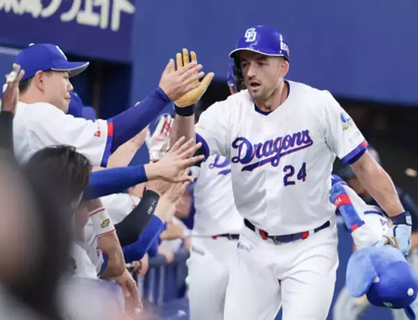 迎えられるボスラー　プロ野球
