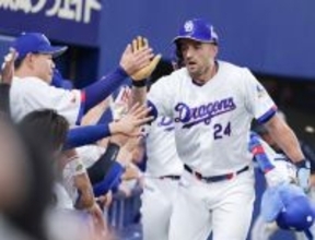 迎えられるボスラー　プロ野球