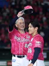 あいさつする吉井監督　プロ野球