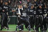 「来田を祝福するオリックスナイン」の画像1