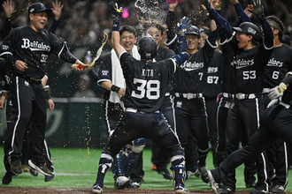 来田を祝福するオリックスナイン