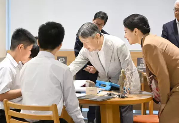 両陛下、点字図書館で交流＝障害者作品の展示鑑賞も―高知