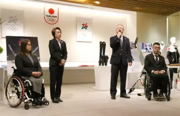 あいさつする伊東団長