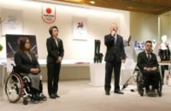 あいさつする伊東団長