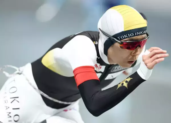 滑走する高木　全日本スピードスケート