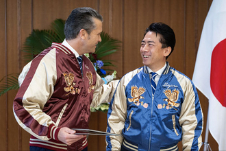 小泉氏、ヘグセス氏にスカジャン