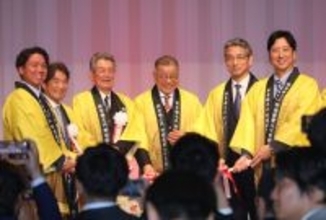 鏡開きする掛布さんら　プロ野球