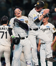阪神、終盤の大逆転＝最後に決めた森下―プロ野球
