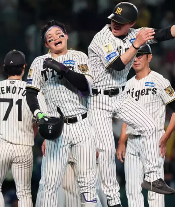 阪神、終盤の大逆転＝最後に決めた森下―プロ野球
