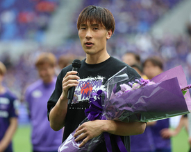 あいさつする大迫　Ｊリーグ