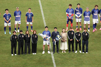 花束を受け取った森保監督ら　サッカー