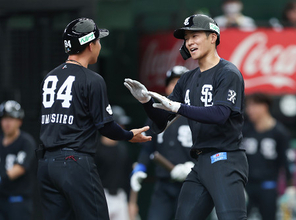 迎えられる石井　プロ野球