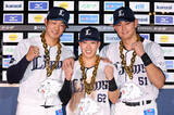 「撮影に応じる石井ら　プロ野球」の画像1