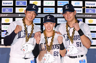 撮影に応じる石井ら　プロ野球
