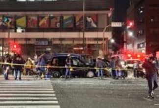 内閣府公用車が信号無視か