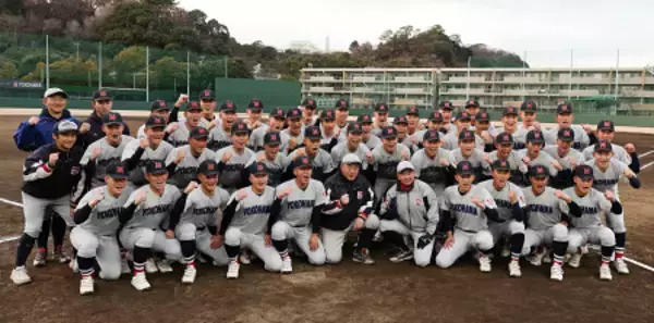 笑顔を見せる横浜の選手ら　高校野球