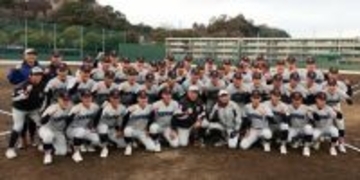 笑顔を見せる横浜の選手ら　高校野球