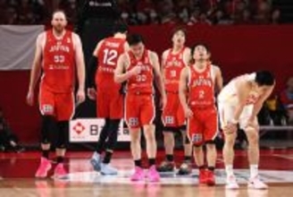 厳しい表情の富樫ら