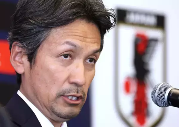 会見する狩野新監督　サッカー