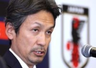 会見する狩野新監督　サッカー