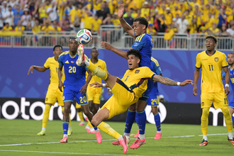 競り合うインカピエ　Ｗ杯サッカー
