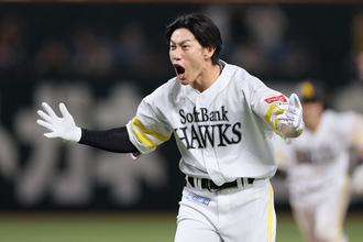 喜ぶ柳田　プロ野球
