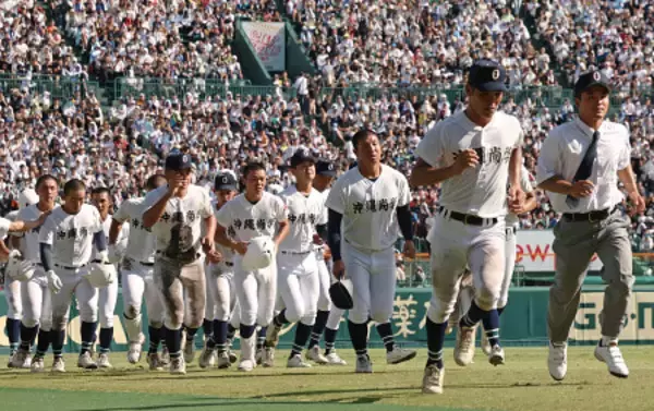 肩を落とす沖縄尚学の選手ら　高校野球